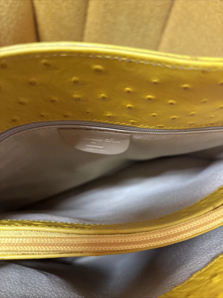Cartera Madonna Inn de colección de avestruz amarilla hecha por Delmar rara hecha en Italia Foto 2 de 4