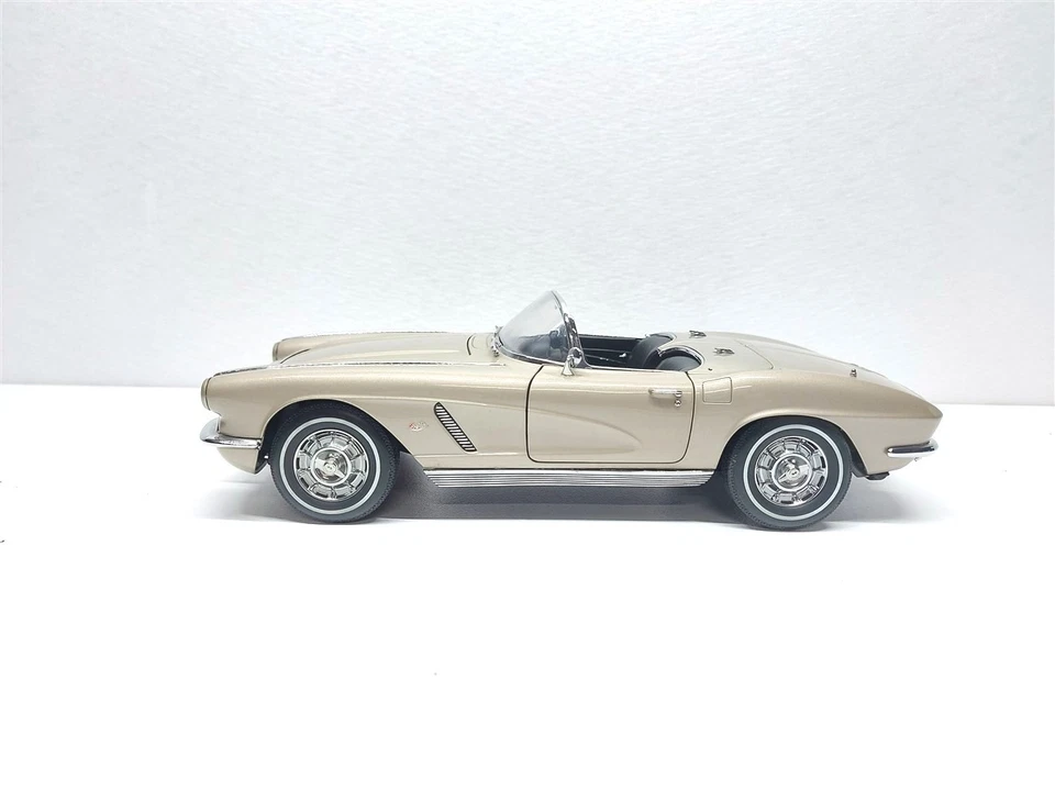 Chevrolet Corvette Spider Hard-Top Beige del 1962 - 1/18 Autoart art. 71101 - Immagine 4 di 4
