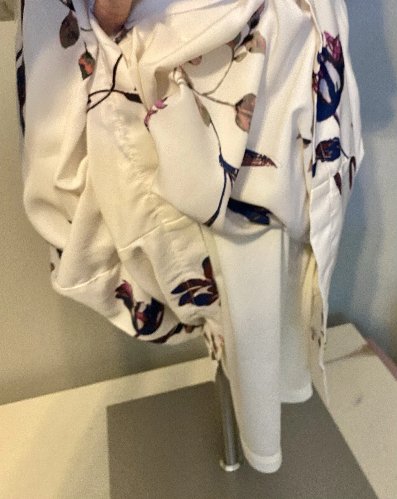 OFF WHITE ABITO LEITH SPALLE SCOPERTE MANICA A CAMPANA CREMA VIOLA ROSSO ROSA FODERATO FLOREALE S