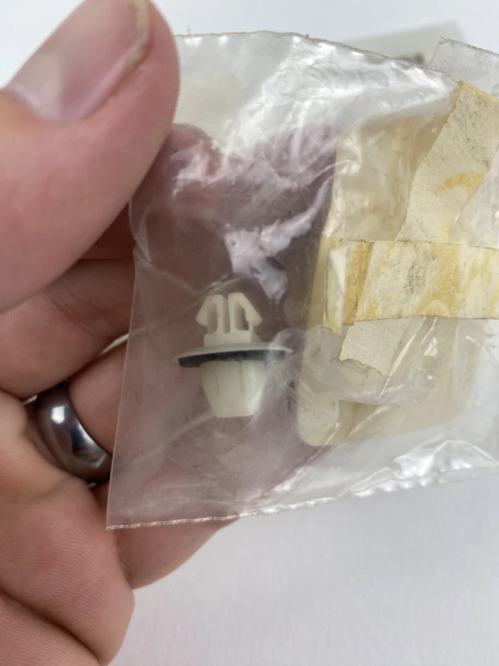 (Paquete de 4) Clips de moldeo basculante Pontiac Vibe 2003-2008 originales GM NUEVO DE STOCK 88970493 Foto 3 de 4