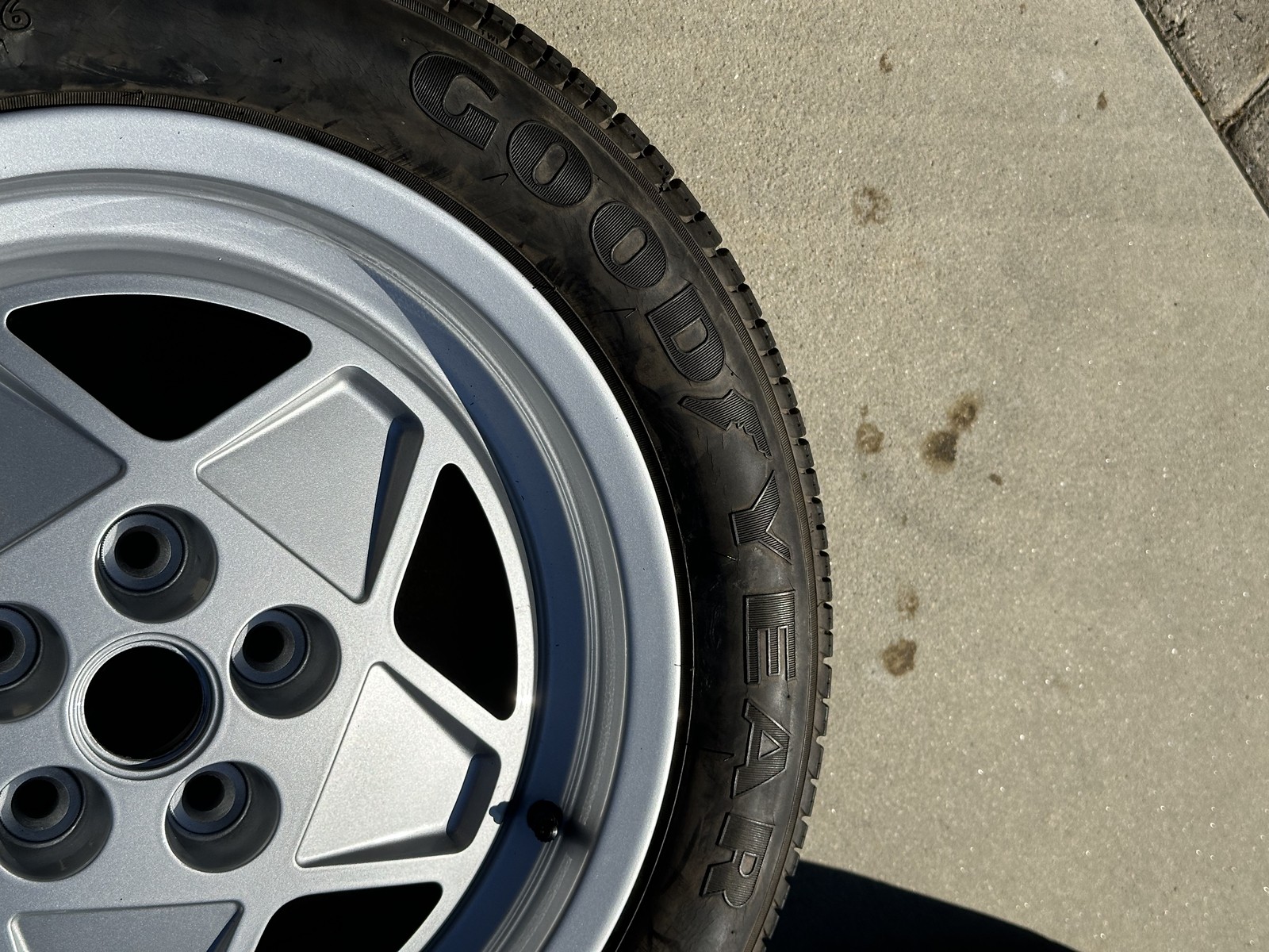 4 x Ferrari 328 GTB 1989 Original Wheels With Original Tires
