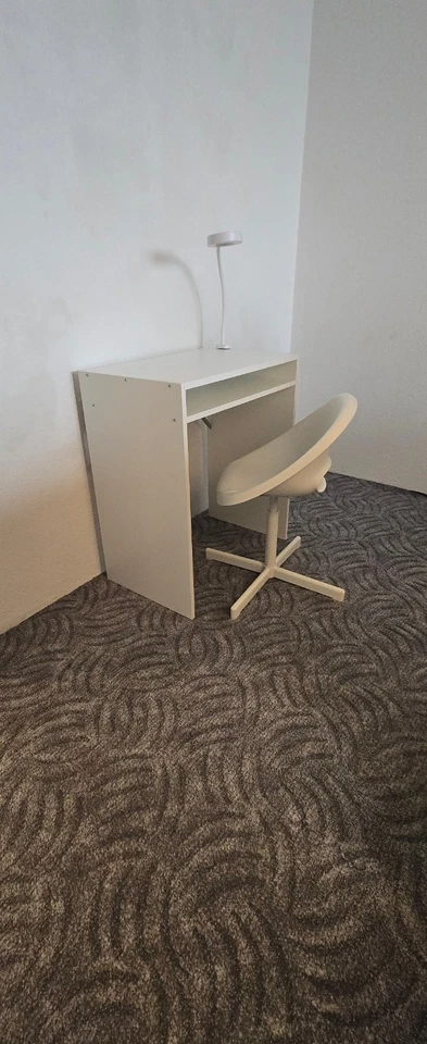 Kinderschreibtisch mit Stuhl (Ikea)