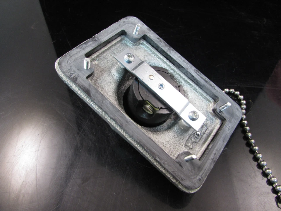 NEW COOPER CROUSE-HINDS DS96 COVER W/ SINGLE 15 A,125V, 3 POLE, RECEPTACLE - Image 3 of 4