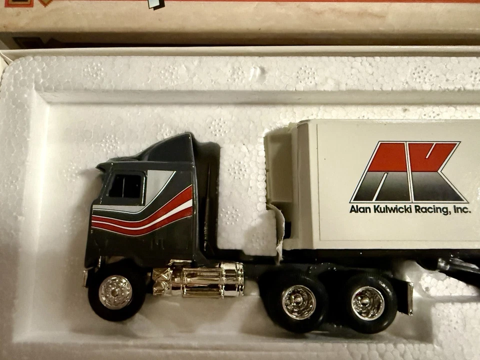 Гоночный транспортер Alan Kulwicki No7 Zerex масштаб 1:64 ERTL White Rose 1994 - Изображение 2 из 4