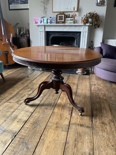 Edwardian polished mahogany round table 104cm folds vertical wheels, custom mats
