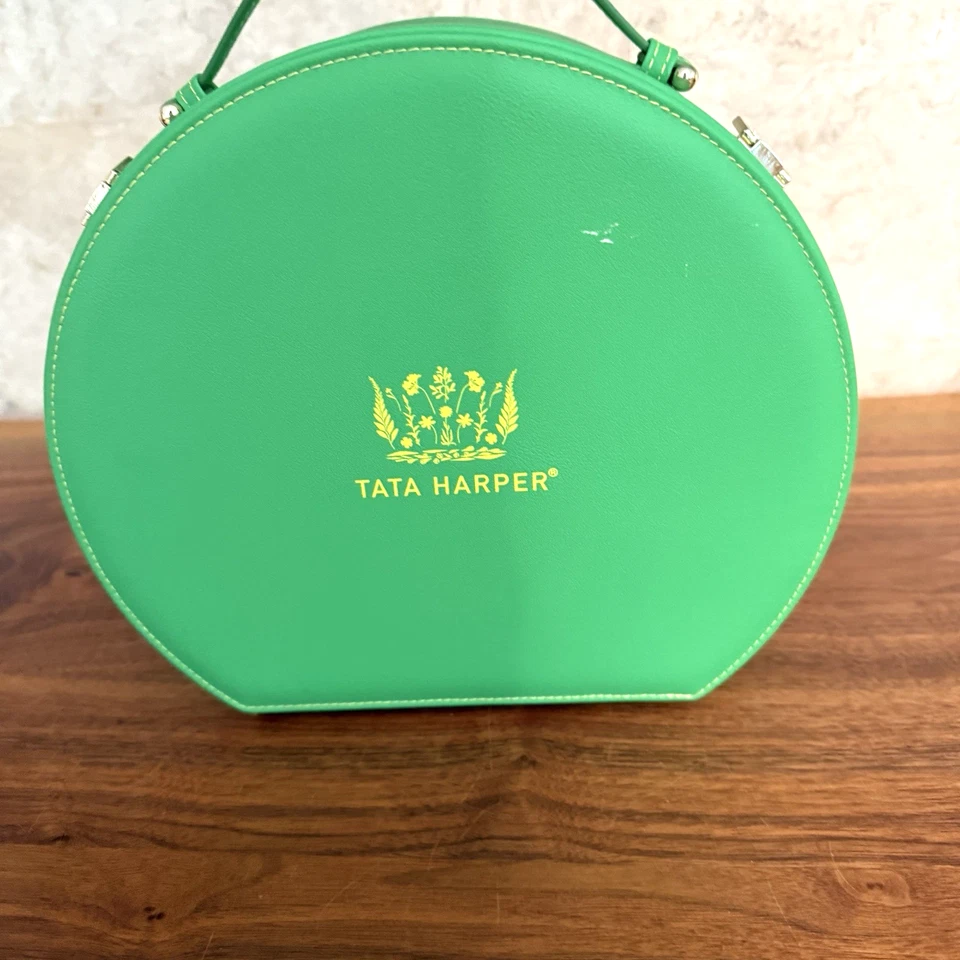 Estuche de tocador/viaje Tata Harper verde con bolsa de cosméticos redonda con espejo Foto 2 de 4