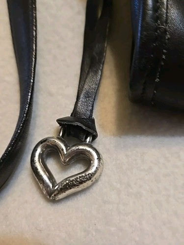BRIGHTON Handtasche schwarz Krokoprägung langer Schulterriemen Herz Hangtag - Bild 2 von 15