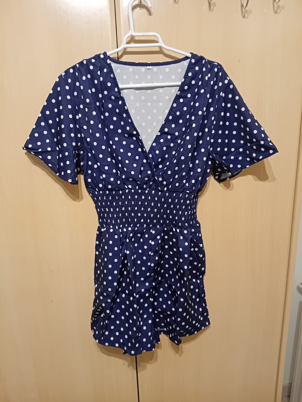 vestido azul con topos blancos