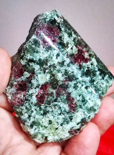 Increíble eudílita roja pulida ("sangre de Lopari" en feldespato verde de Hibini Moun - Imagen 2 de 3