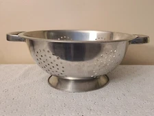 Stainless Steel 5 Quart Colander 11 Inch Diameter With Footed Base