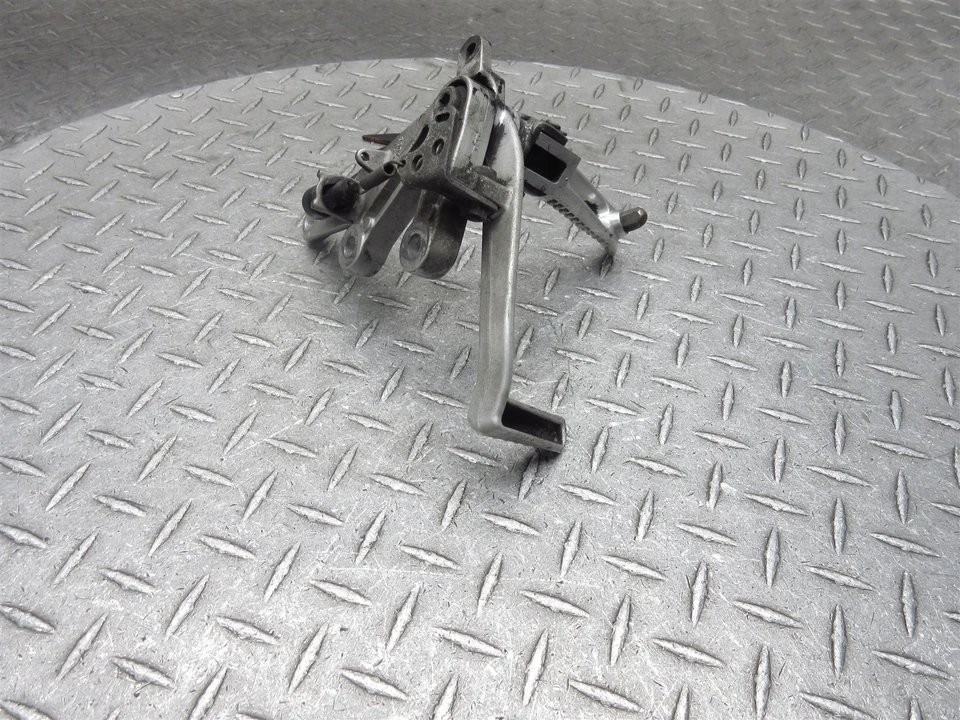 2001 01-02 Suzuki GSXR 1000 GSXR1000 Juego trasero derecho Pedal de freno Soporte de clavija Foto 4 de 4