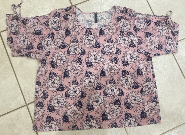 Size 26 pink Floral T-shirt Top Short Sleeve Blouse 