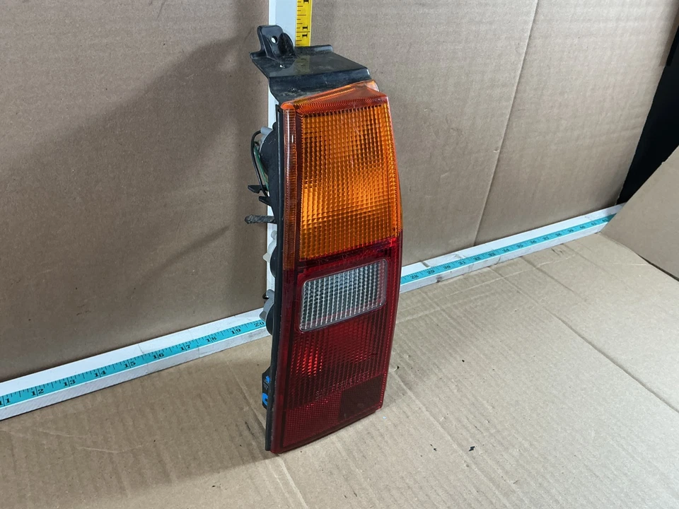 Luz trasera izquierda del lado del conductor Ford Escort Station Wagon Wgn 1991-1996 Foto 3 de 4