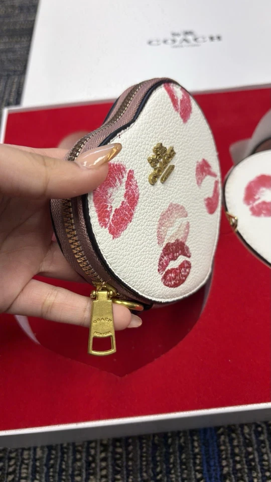 Сумка через плечо Coach Kiss Heart комплект с ремешком и вишневым амулетом - Изображение 2 из 4