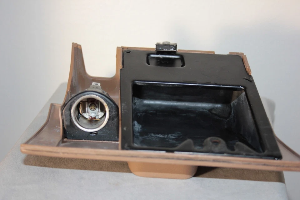 1987-1991 Ford F150 F250 F350 Bronco ashtray power socket E7TB15048A96A brown - Image 3 of 4