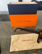 Authentic Louis Vuitton Women s Square Sunglasses Black Plastic Frame Gray Logo
