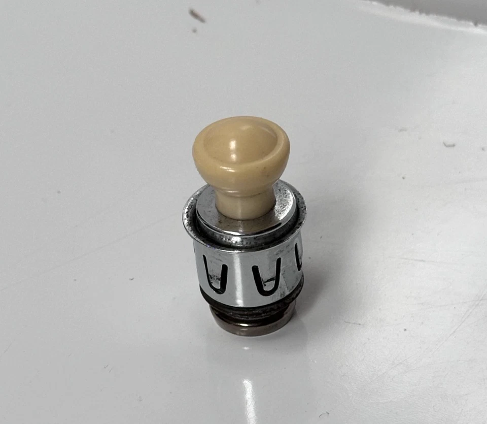 Lincoln Capri 1954-1955 nuevo encendedor de cigarrillos original FoMoCo ¡Envío rápido! Foto 3 de 4