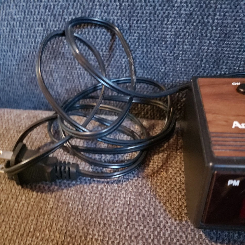 Advance. Digital Alarm Clock Wood Grain Snooze Model 4047 ...Works May2007 - Image 3 of 4