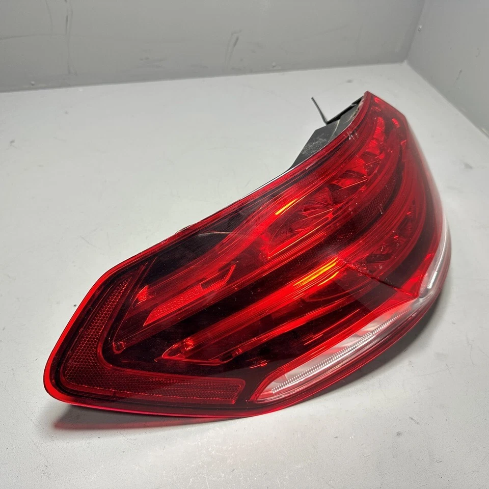 Luz trasera exterior trasera izquierda Mercedes-Benz E550 2010-2014 OEM Foto 2 de 4