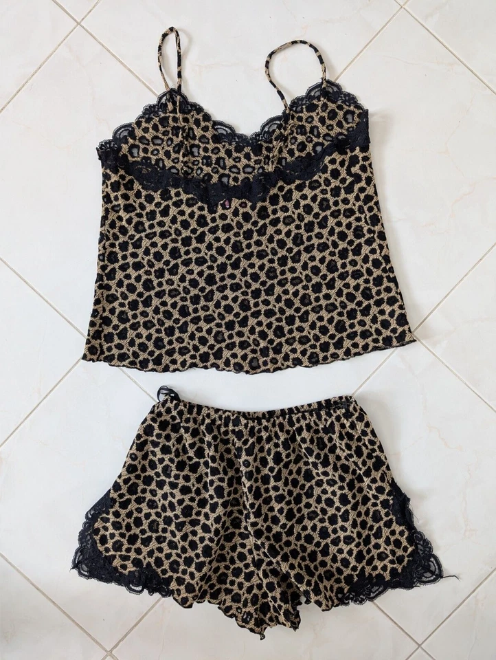 Conjunto de pijama lencería leopardo satinado etiqueta rosa Oscar De La Renta talla S Foto 2 de 4