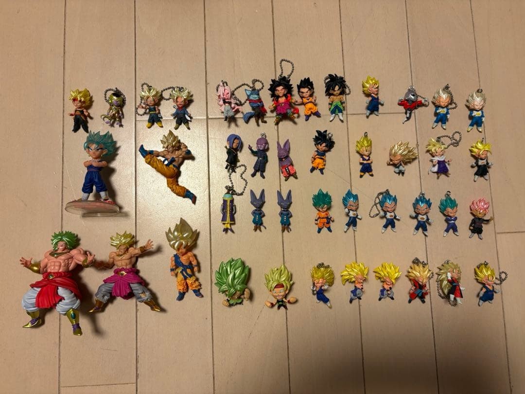 Lote de 44 llaveros figura DRAGON BALL venta Freezer Broly Vegeta Trunks etc.