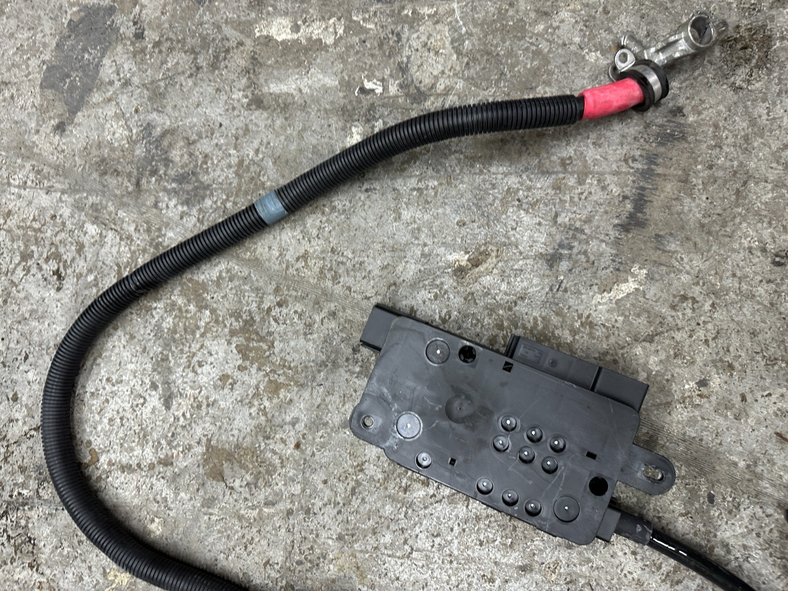 2014 AUDI R8 V10 POSITIVE GROUND TERMINAL BATTERY CABLE W/ FUSE BOX TERMINAL