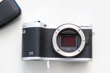 Samsung NX300, Batt.-Fach hält nicht und mus...