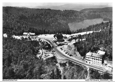 AZEP12-1241-88 - Mit dem Flugzeug über LA SCHLUCHT - Der Pass und die Hotels
