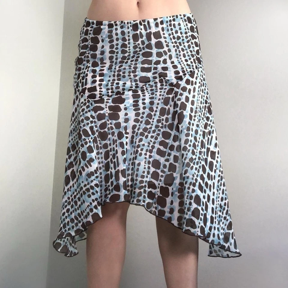 Falda midi de malla mediana con dobladillo de hadas asimétrico vintage Speechless estampado gráfico Foto 2 de 4