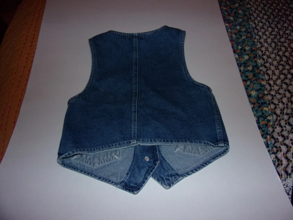Arizona: Chaleco azul sin mangas pequeño con botones 4T para niñas. Foto 3 de 3
