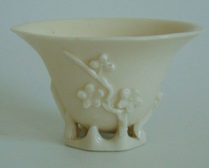 ANTIQUE 18th CENTURY CHINESE BLANC DE CHINE PORCELAIN LIBATION CUP