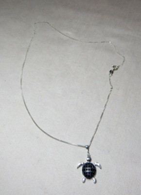 VINTAGE BLACK AND BRILLIANT STONE TURTLE PENDANT STERLING SILVER NECKLACE   2940