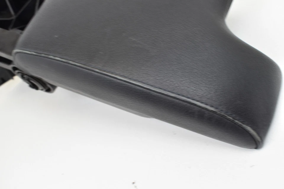 Оригинальная черная кожаная крышка подлокотника для центральной консоли BMW 325i 2001-2005 годов выпуска - Изображение 2 из 4