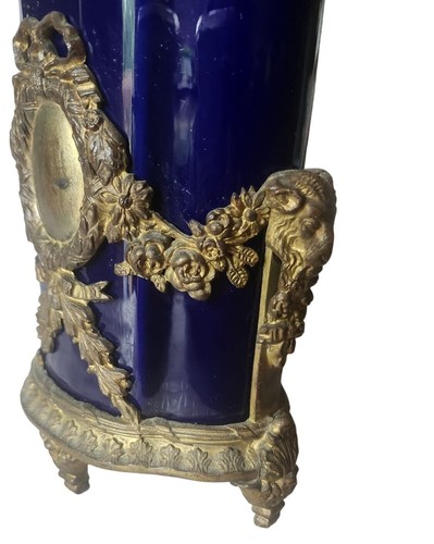 Jarrón de porcelana de cobalto Sevres siglo XVIII bronce Ormolu Rams montaje en cabeza - Imagen 19 de 23