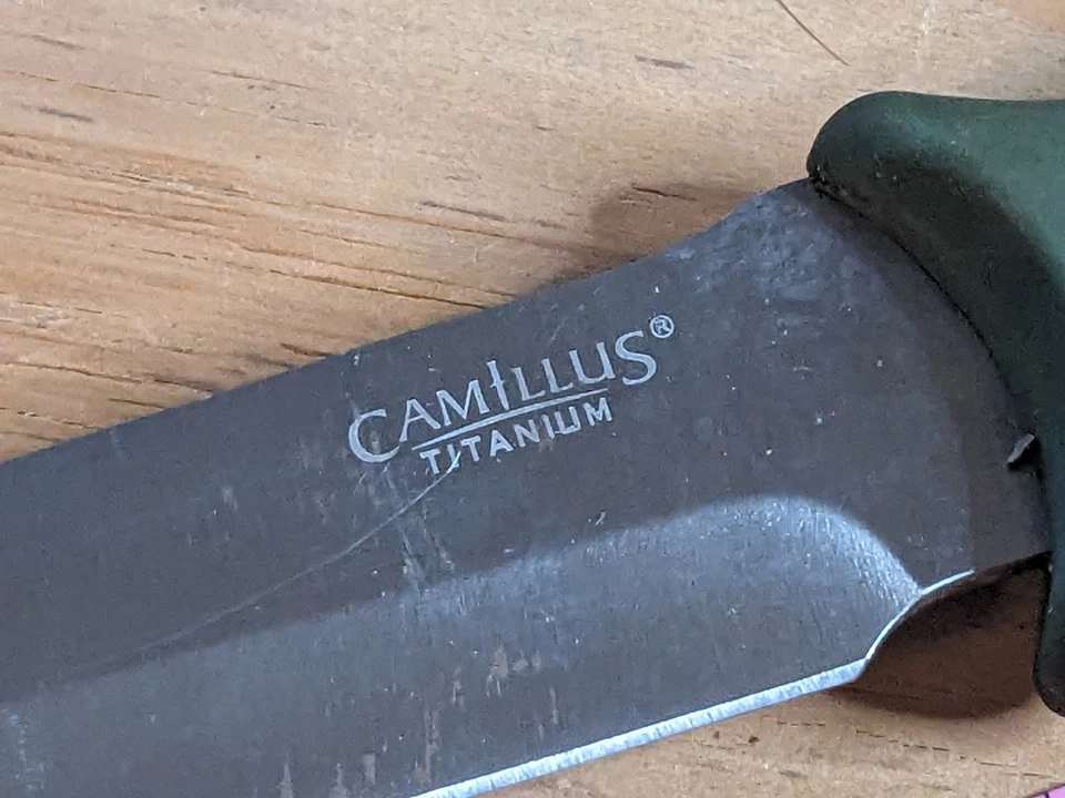 Cuchillo de titanio de hoja fija Camillus funda de mango verde con lazo para cinturón Foto 4 de 4