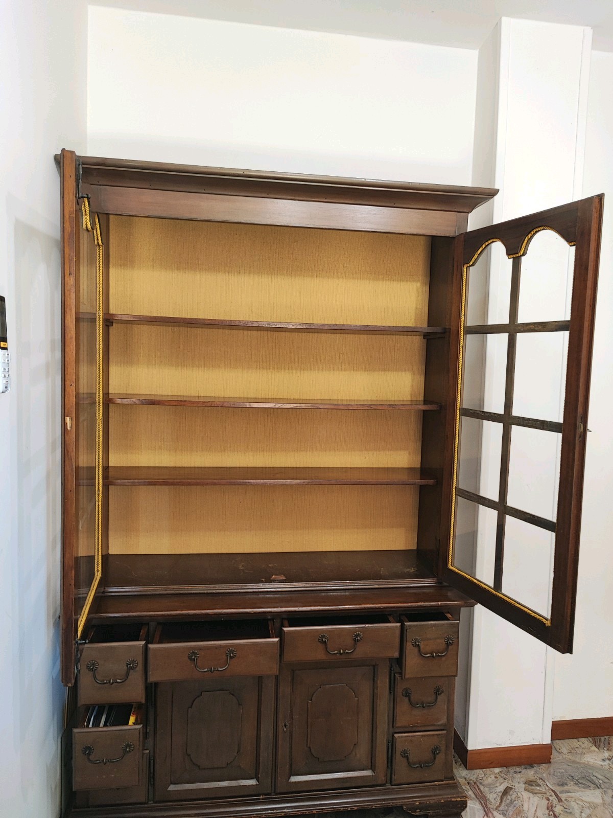 Mobile Antico del 800 In legno con vetrina in vetro, 4 ante, 10 cassetti,