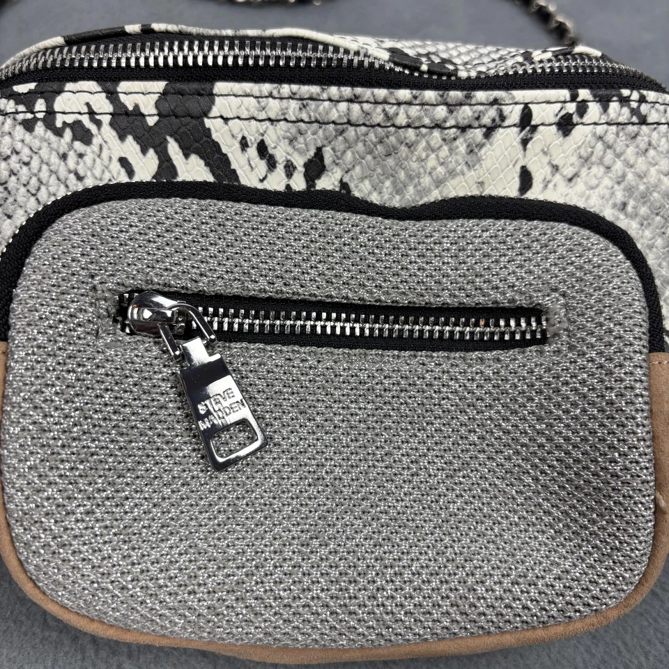Bolsa tiracolo Steve Madden feminina preta branca pele de cobra alça corrente zíper - Imagem 2 de 4