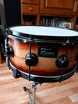 Fame Snaredrum Snare Holz-Kessel Sunburst-Finish mit Metall-Spannreifen