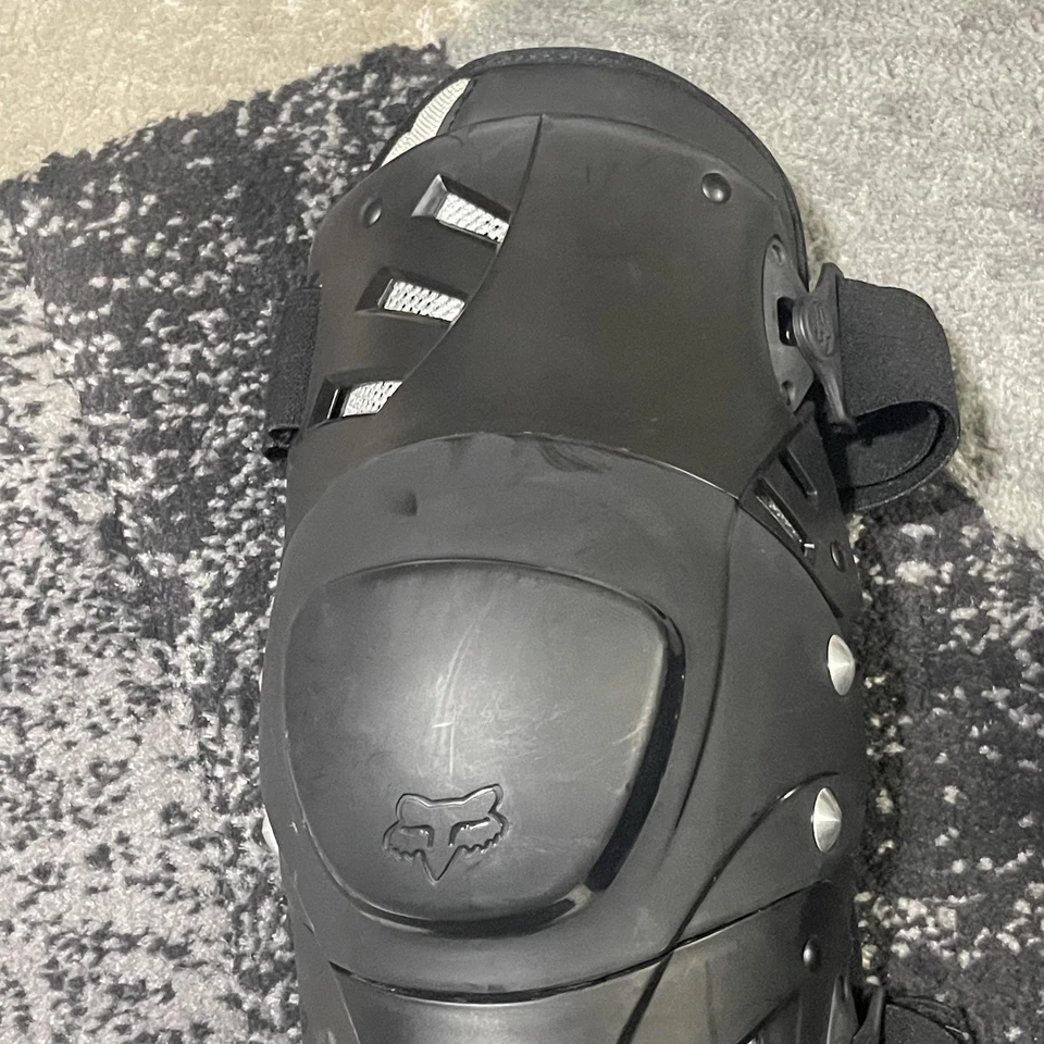 Par de espinilleras Fox Racing Titan Pro para adultos negras talla única motocross MTB Foto 2 de 4