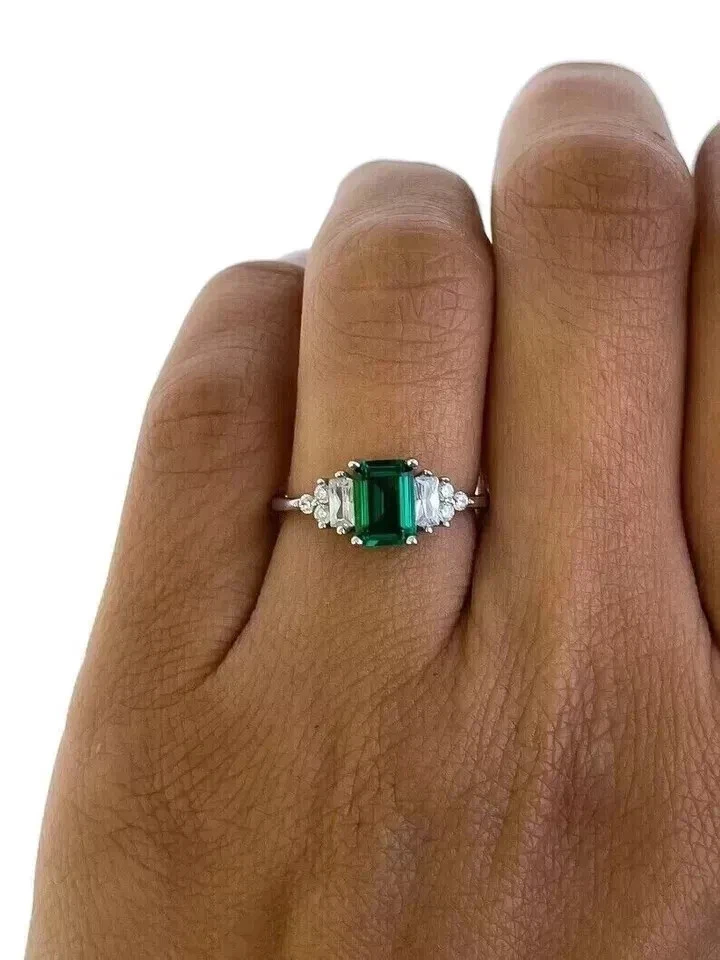 Anillo de compromiso de diamantes esmeralda creado en laboratorio de 2 quilates enchapado en oro blanco de 14 quilates Foto 2 de 4
