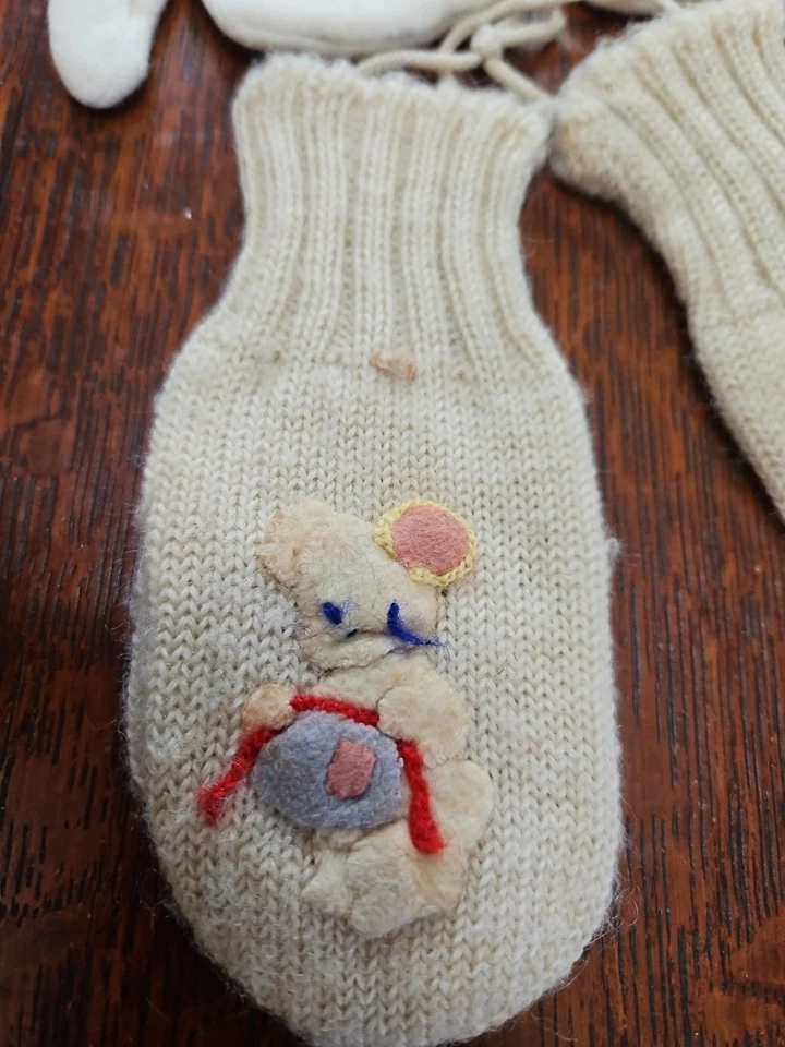 Dos pares de guantes vintage para niños pequeños, uno con ribete de piel Foto 2 de 4