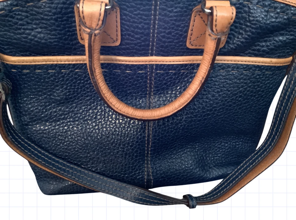 Cartera de hombro Brighton Archer abovedada azul marino cuero guijarro color tostado Foto 3 de 4