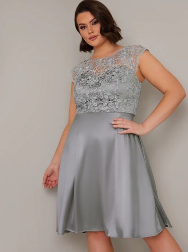 NEU GRÖSSE 18 GEHÄKELTE SPITZENMIEDER SATIN MIDI KLEID IN GRÜN VON CHI CHI LONDON - Bild 3 von 5