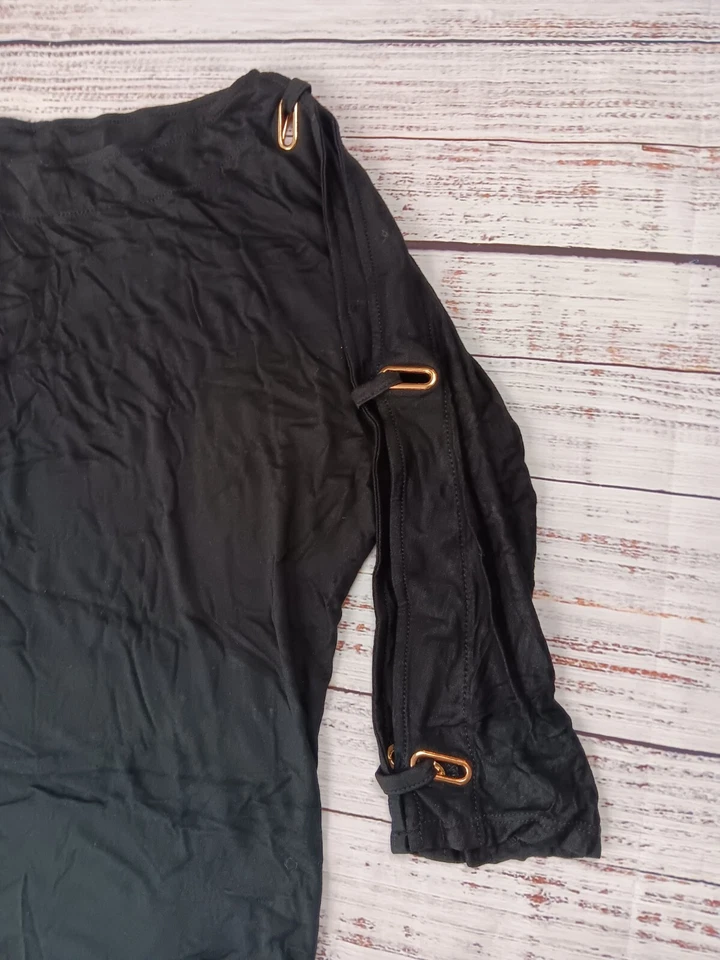 Женский маленький миниатюрный черный пуловер с заклепками на рукавах с вырезом лодочка  - Изображение 3 из 4