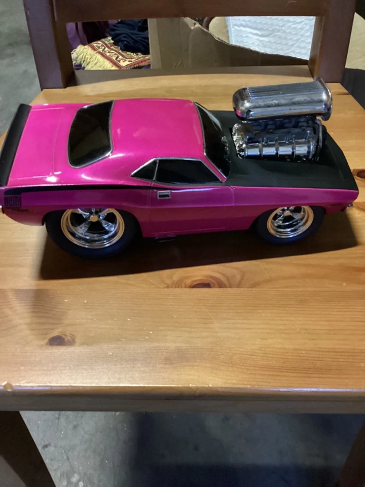 Muscle Machines 1/18 比例模型-1970 年普利茅斯库达-粉红色 状况完好 — 第 4/4 张图片