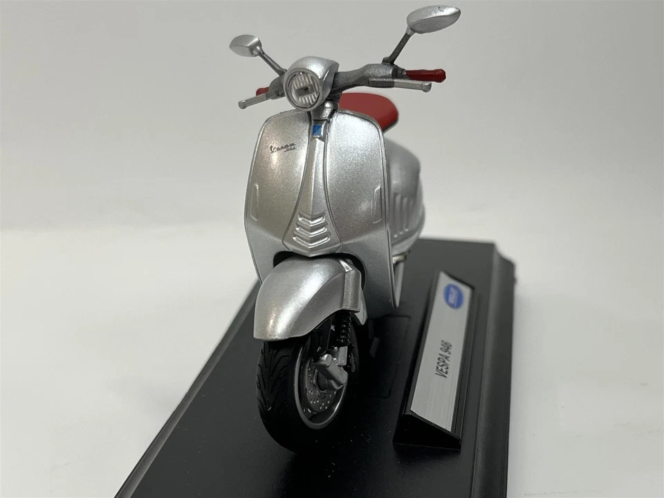 Vespa 946 Silver 1:18 Scale 12849 - Image 2 of 4