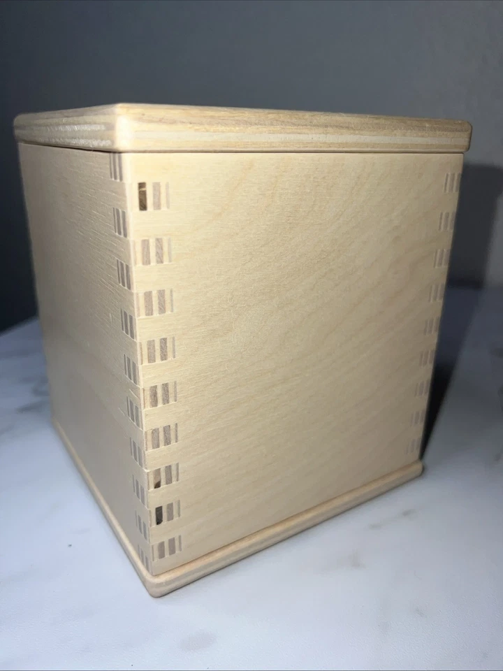 Caja de pañuelos Lovevery Magic y 4 pañuelos; Kit Montessori de juego sensorial; 6-12 meses Foto 4 de 4