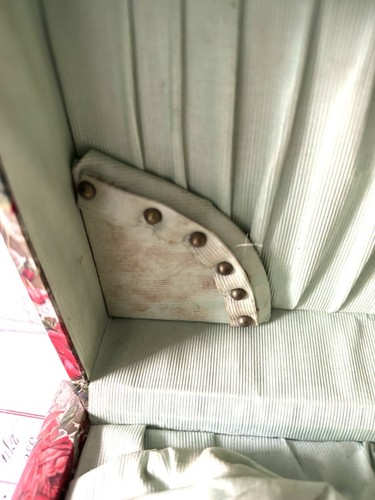Comò antico vintage in celluloide bella coppia corteggiante e design rosa - Foto 9 di 24
