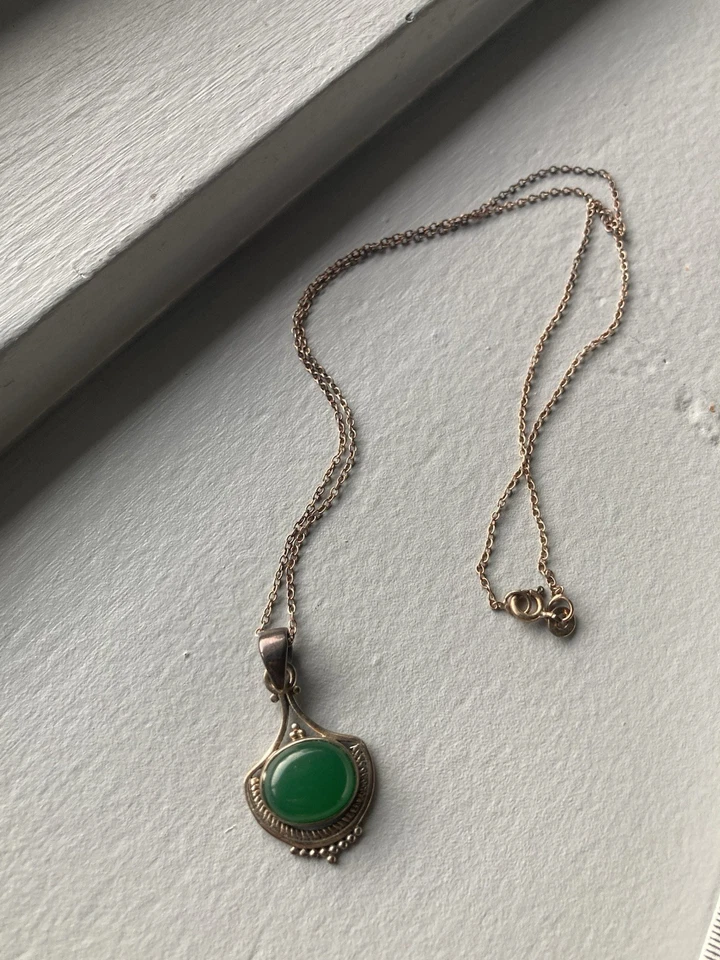 Collar de cadena colgante vintage de plata de ley 925 con colgante de ónix verde detallado Foto 2 de 4