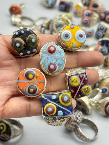 Lote de anillos de latón vintage, hermosas gemas de vidrio de mosaico, lote d... - Imagen 4 de 13